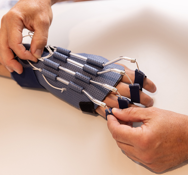 Patient bekommt eine Behandlung am Rücken